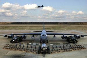 پیام اعزام ۲ بمب‌افکن B52 آمریکا به منطقه / ترامپ هنوز به فکر جنگ است؟