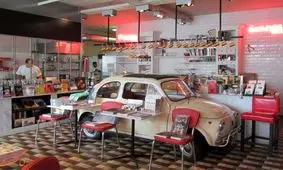 کتابفروشی و رستورانی که در هم آمیخته شده‌اند/ عکس