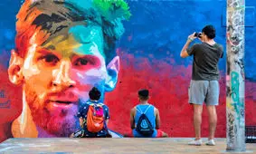 نقاشی ستاره‌های فوتبال روی دیوار ساختمان‌ها/ از مسی و رونالدو تا پله و مارادونا