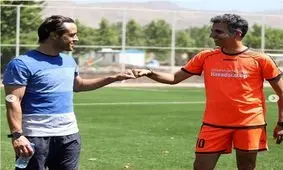 امضای یادگاری عادل فردوسی پور برای علی کریمی/ عکس