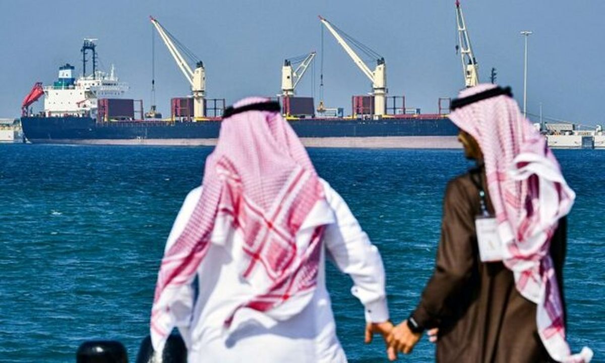 برخورد نفتکش یونانی با مین در سواحل عربستان