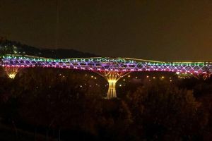 پل طبیعت به رنگ پرچم ایران درآمد