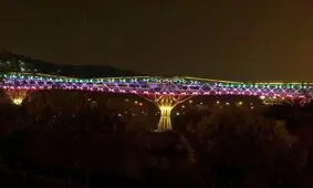 پل طبیعت به رنگ پرچم ایران درآمد