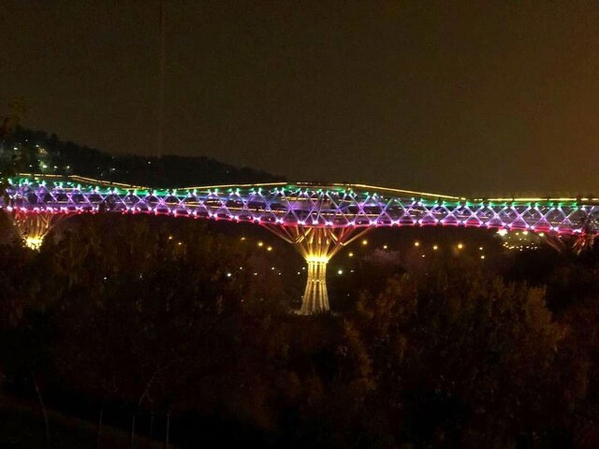 پل طبیعت به رنگ پرچم ایران درآمد