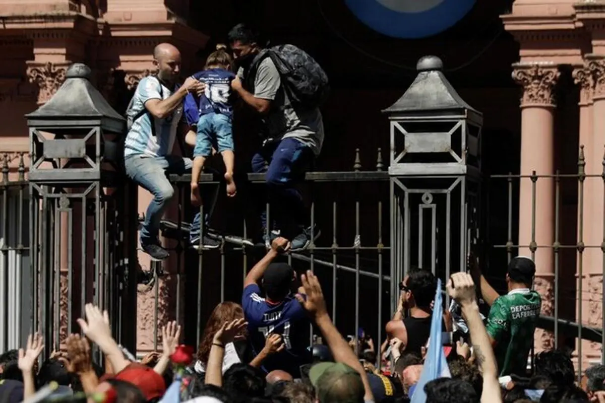 توقف مراسم خاکسپاری مارادونا به دلیل اوج گرفتن تنش‌ها