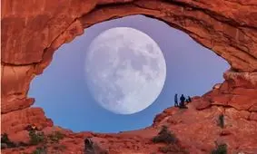 یک چشم غول پیکر در بین صخره‌ای سنگی در آمریکا/ عکس