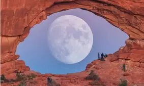 یک چشم غول پیکر در بین صخره‌ای سنگی در آمریکا/ عکس