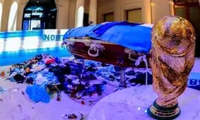 عکس‌های جنجالی ۳ کارگر با پیکر بی‌جان مارادونا