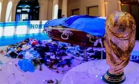 عکس‌های جنجالی ۳ کارگر با پیکر بی‌جان مارادونا