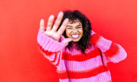 ۷ رنگ که می‌توانید با رنگ قرمز ست کنید و یک استایل بی‌نقص داشته باشید