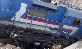 حادثه در قطار اصفهان صبح امروز / لوکوموتیوران بیرون پرید