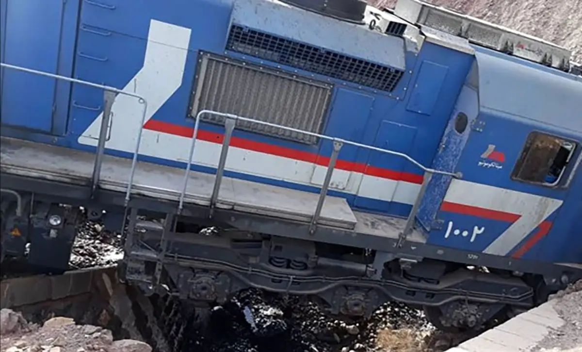 حادثه در قطار اصفهان صبح امروز / لوکوموتیوران بیرون پرید