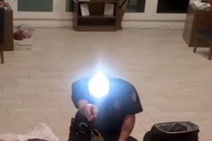 پلیسی که سر خود را به توپ درخشان تبدیل کرد / ویدئو