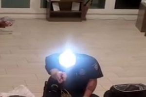 پلیسی که سر خود را به توپ درخشان تبدیل کرد / ویدئو