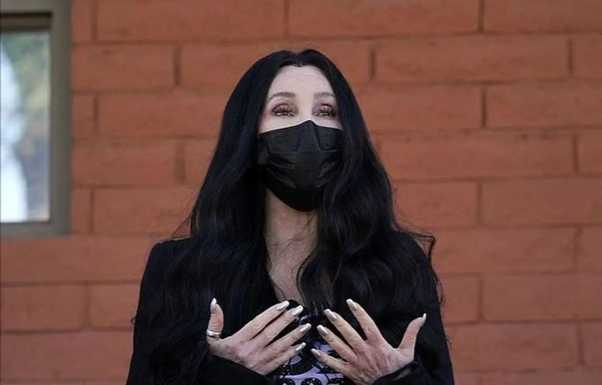 دیدار خواننده زن با تنهاترین فیل دنیا خبرساز شد/ عکس