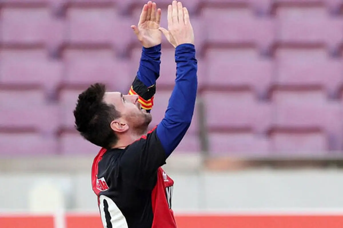 مارادونا در لباس تیم محبوب کودکی‌های مسی/عکس