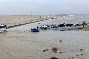 محور ساحلی بوشهر ـ شیف ـ گناوه به سبب آبگرفتگی همچنان مسدود است