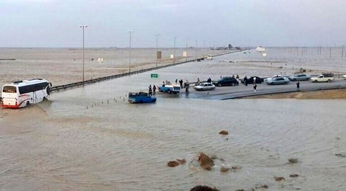 محور ساحلی بوشهر ـ شیف ـ گناوه به سبب آبگرفتگی همچنان مسدود است