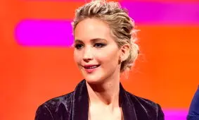 رقص و پایکوبی جنیفر لارنس با پیژامه در خیابان‌، پس از پیروزی جو بایدن/ ویدیو