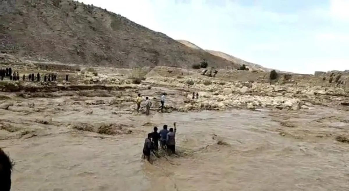 نجات ۲ نفر از میان سیلاب در باغملک