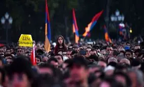 تظاهرات گسترده در پایتخت ارمنستان؛ نیروهای امنیتی با مردم درگیر شدند / بحران سیاسی ارمنستان در پی شکست در جنگ قره‌باغ