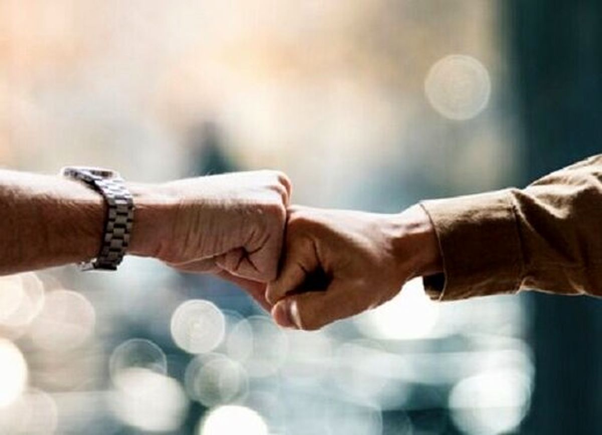 دست دادن با مشت و آرنج باعث شیوع کرونا میشود؟