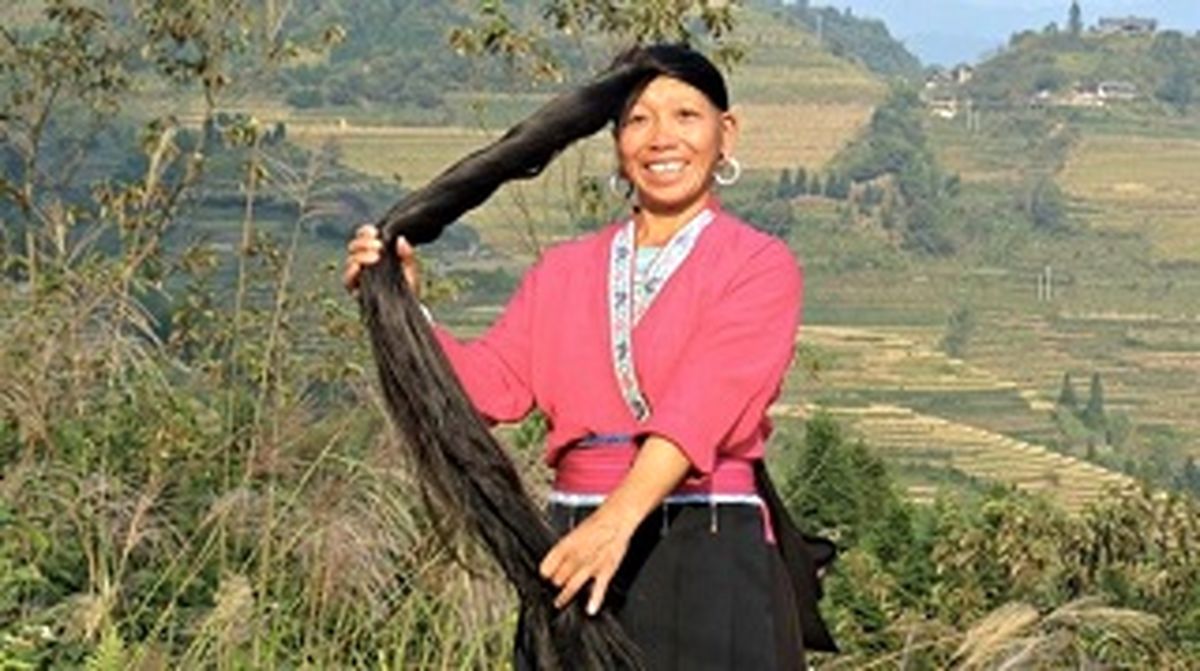 راز موهای درخشان و دو متری زنان دهکده ای در چین