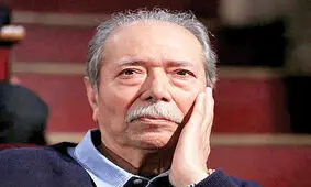 واکنش علی نصیریان، به مجسمه‌ی خودش در "خانه‌ هنرمندان"