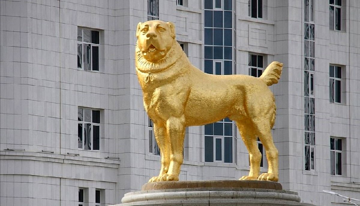 رونمایی از تندیس غول پیکر و طلایی سگ آلابای در عشق آباد