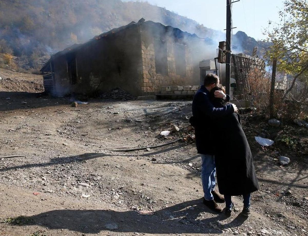 ارمنی‌ها قبل از تخلیه روستا در قره‌باغ، خانه‌هایشان را آتش زدند!/ عکس