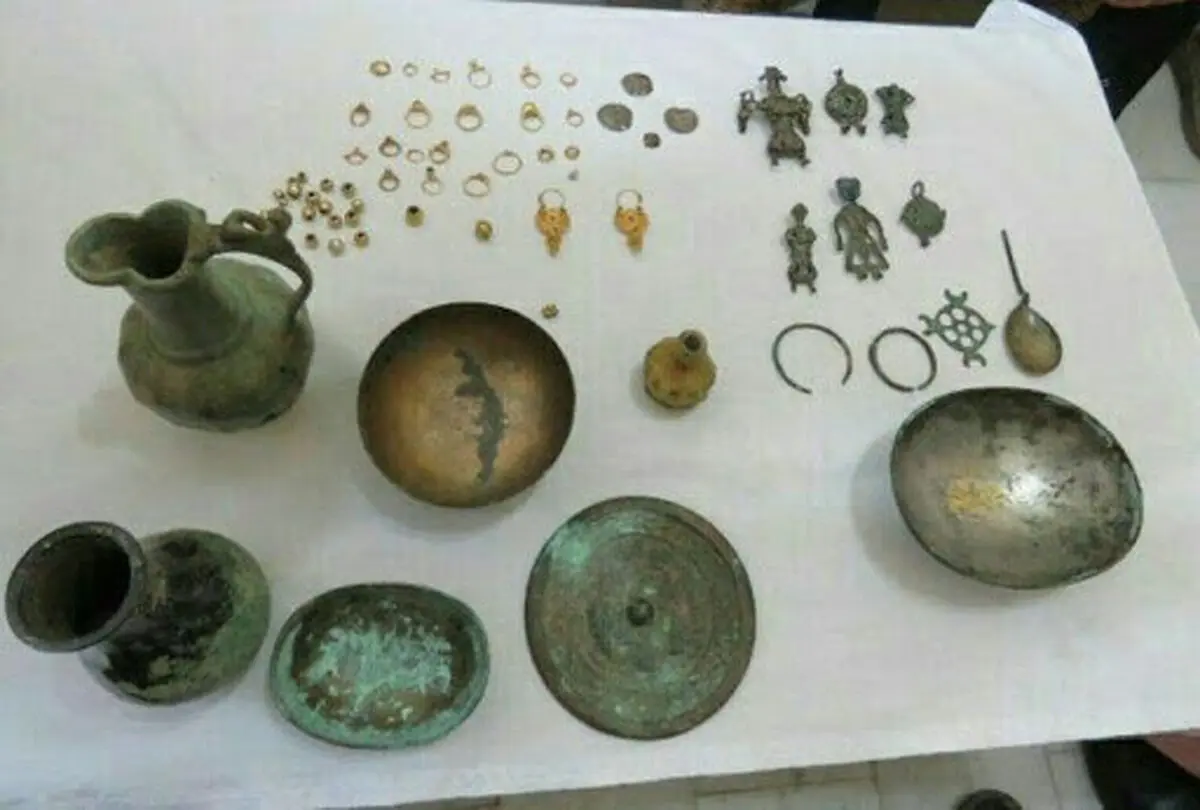 کشف ۱۸ قلم شی تاریخی از یک گاوصندوق در لنگرود