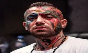 فوتبال بازی کردن تتلو/ ویدئو