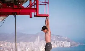 لحظه هیجان انگیز آویزان شدن یک نوجوان از جرثقیل ۱۸۲ متری/ ویدئو