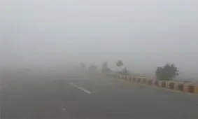 مه‌گرفتگی شدید در برخی از محورهای مواصلاتی شهر اراک/ پلیس نسبت به رعایت اصول ایمنی هشدار داد