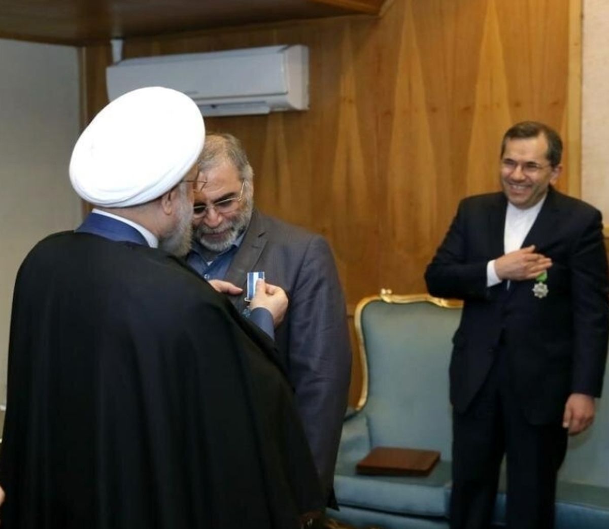 اعطای نشان خدمت به شهید فخری زاده توسط روحانی/ عکس