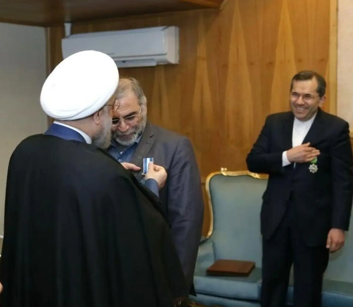 اعطای نشان خدمت به شهید فخری زاده توسط روحانی/ عکس