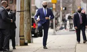 بایدن با پای آتل بسته ظاهر شد/ عکس