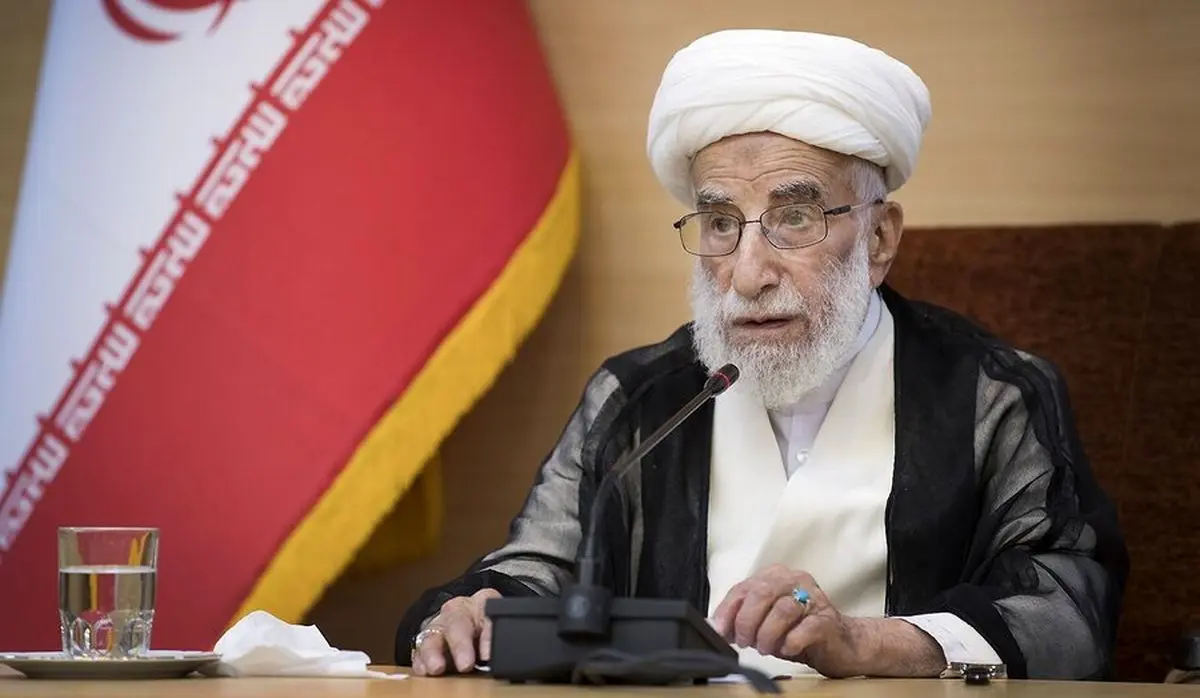 دعای آیت الله جنتی برای رفع کسالت محمد یزدی و مصباح یزدی