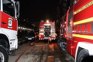 آتش سوزی خودرو در رشت/ ۲۵ نفر نجات یافتند