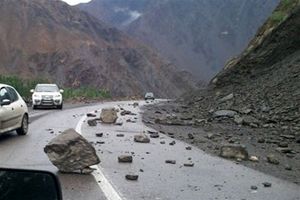 ریزش سنگ در جاده پلدختر- خرم‌آباد/ معابر روستای 