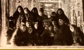 بعد از ناهار چند نفر بازی تخته کردند، عین‌الملک هفتاد تومان برد