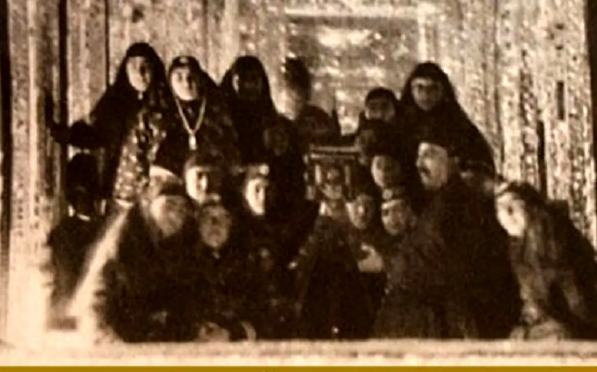 بعد از ناهار چند نفر بازی تخته کردند، عین‌الملک هفتاد تومان برد