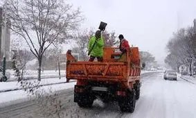 ۱۵ تن شن و نمک‌پاشی در محورهای برف‌گیر فارس انجام شد