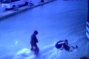 نجات کودک گرفتار در سیلاب برازجان بوشهر توسط یک شهروند/ ویدئو