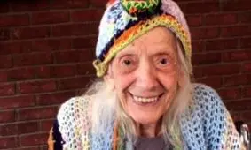 زن سالخورده‌ای که کرونا دست از سرش بر نمی‌دارد