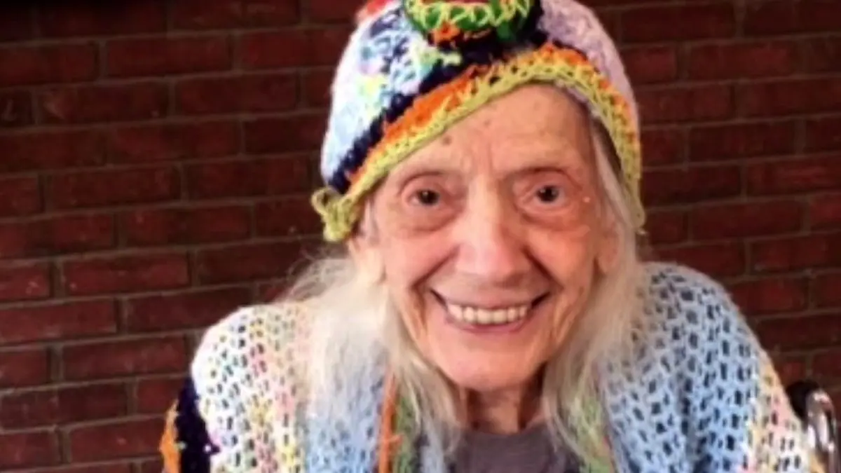 زن سالخورده‌ای که کرونا دست از سرش بر نمی‌دارد