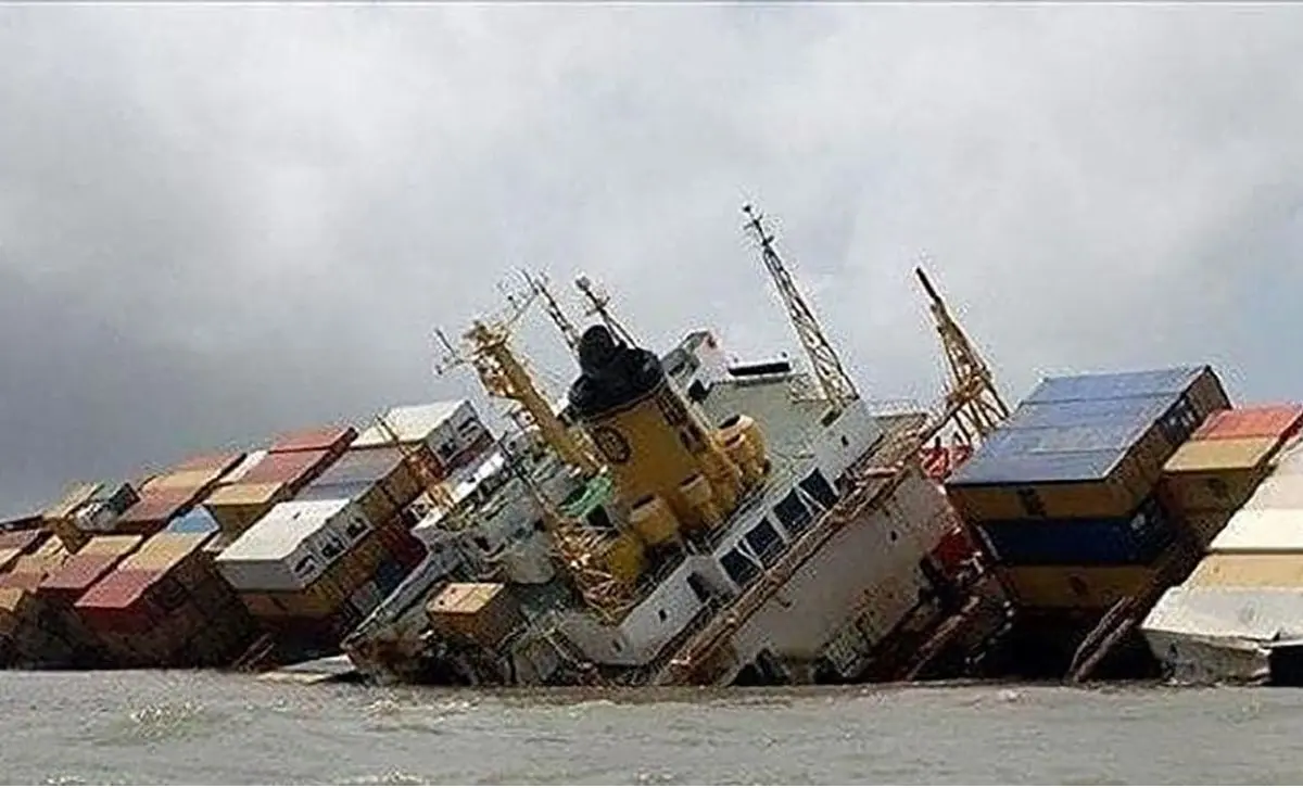 لحظه غرق شدن کشتی ایرانی در خور عبدالله بندر ام‌قصر/ ویدئو