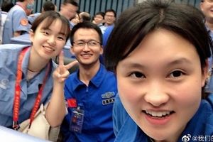 زن جوان ۲۴ ساله در مرکز فضایی پکن، ستاره تازه شبکه‌های اجتماعی در چین 