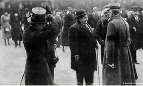 [احمد] شاه [در پاریس] خانه‌ای دارد برای عیاشی!