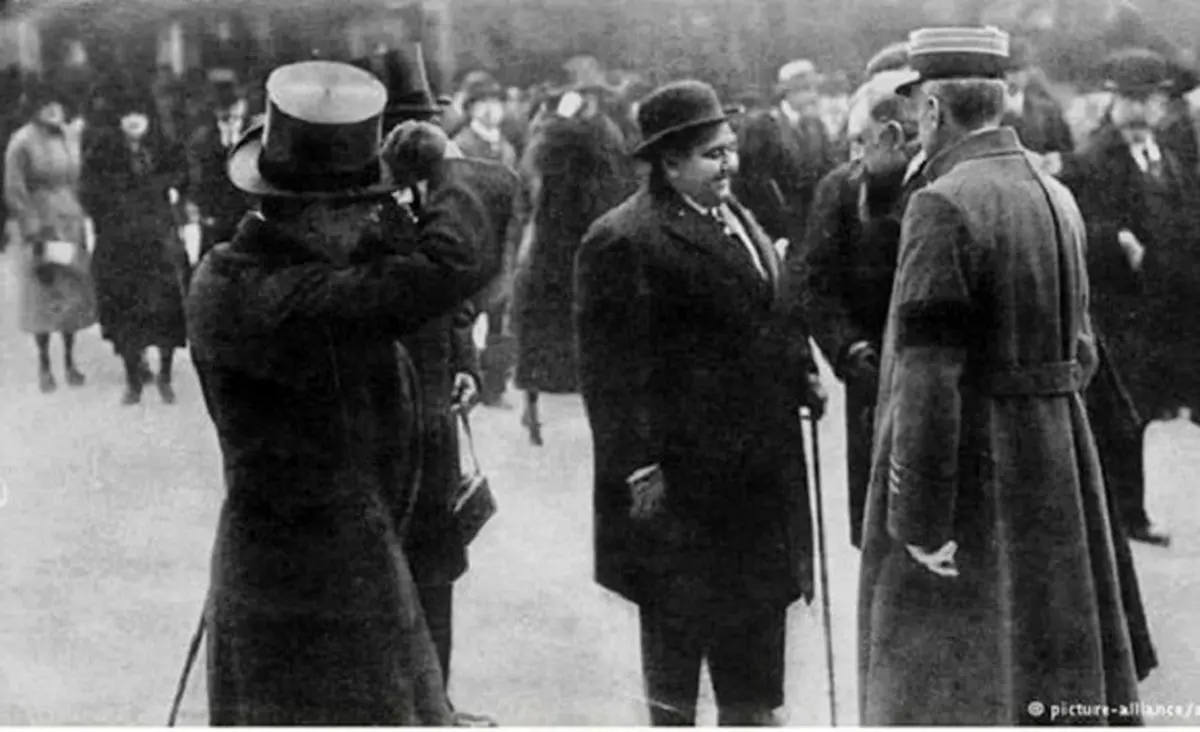 [احمد] شاه [در پاریس] خانه‌ای دارد برای عیاشی!